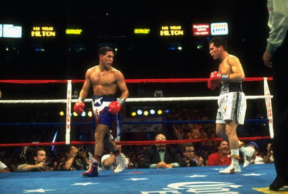 Julio César Chávez vs Héctor Camacho. El 12 de septimebre de 1992, Chávez y 'Macho' Camacho aportaron su granito de arena a la rivalidad entre México y Puerto Rico con una tremenda pelea que el mexicano ganó por decisión unánime. A pesar del castigo, Camacho jamás visitó la lona.