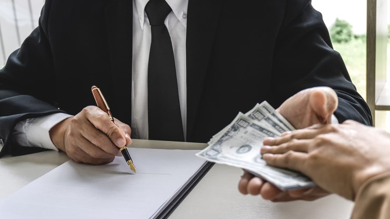 Familias hispanas denuncian haber sido defraudadas por notaria pública en la compra de terrenos en Lockhart