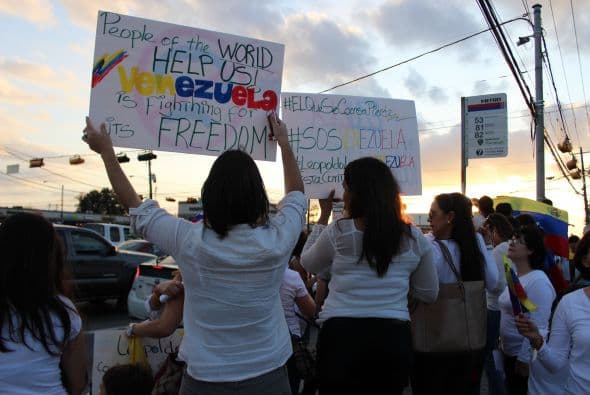 A cantos y gritos pidieron paz y libertad en la calle Westheimer, una de las más transitadas de Houston. 