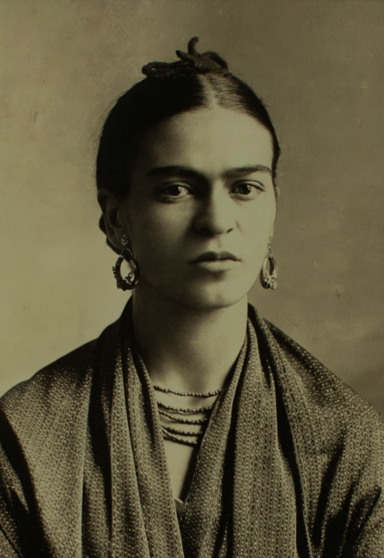 La artista mexicana Frida Kahlo tuvo poliomielitis de niña lo que dejó su pierna derecha más delgada que su izquierda. Padecería después un terrible accidente con un autobús que le desató profundos dolores y más de 30 procedimientos quirúrgicos y, como ella misma lo confesaría, tendría otro accidente más, Diego Rivera: “Diego fue de lejos el peor de todos”.
<br>