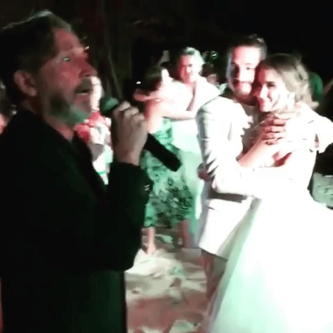 Ricardo Montaner le cantó a los ahora esposos el tema 'Bésame en los labios' al ritmo del mariachi, para cerrar el evento con broche de oro.