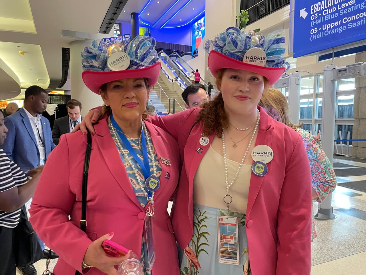 Samantha y Savannah viajaron desde Florida para formar parte de la convención y decidieron usar un atuendo rosa y sombreros adornados con listones.
