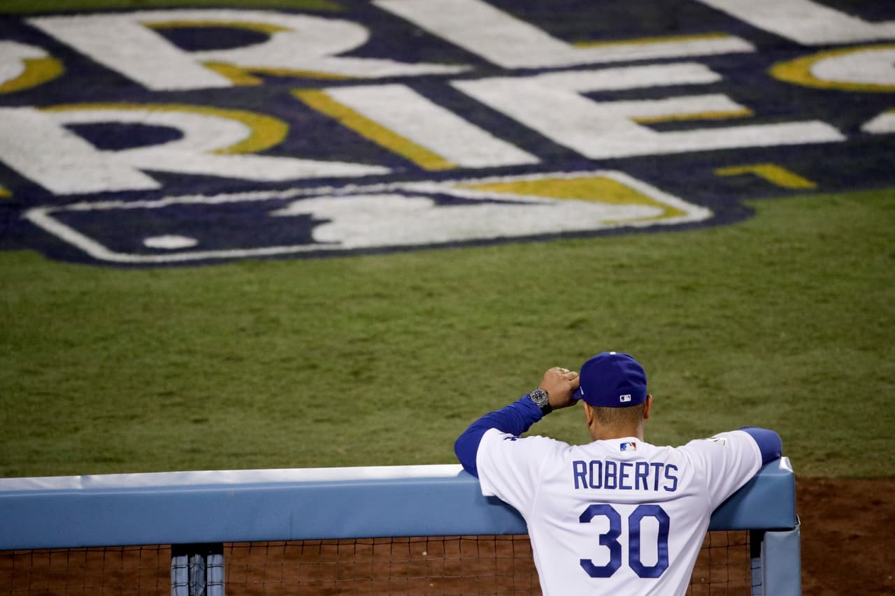 El mánager de los Dodgers de los Ángeles, Dave Roberts, observa el encuentro que cada vez luce más complicado de remontar.