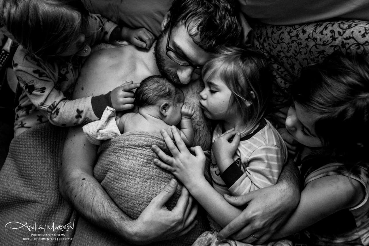 <a href="http://www.ashleymarstonbirthphotography.com"><b>‘Las chicas de papá’</b></a>. Esta fotografía tomada en Canadá fue seleccionada por los miembros de la IABPB en la categoría ‘detalles del nacimiento’.