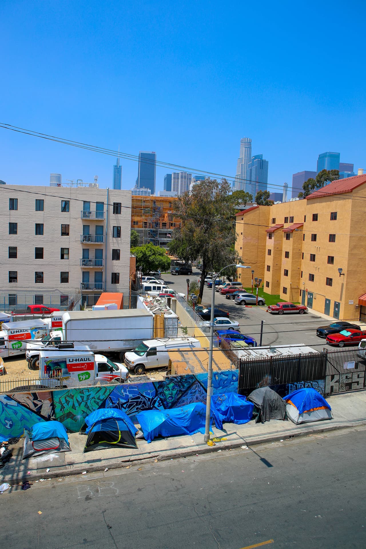 Según las autoridades de Los Ángeles las principales prioridades para abordar la crisis son preservar y aumentar el stock de viviendas asequibles, prevenir los desalojos injustos, prohibir el aumento de la renta y facilitar la construcción más rápida de nuevas viviendas. La falta de viviendas asequibles en Los Ángeles es el factor principal que impulsa el aumento de la falta de vivienda, según el alcalde de Los Ángeles, Eric Garcetti.
