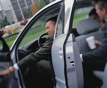 2. Usa transporte público o haz carpool para ir a trabajarIncluso si lo haces sólo un día de la semana, suma, según Souder. También puedes utilizar la bicicleta y caminar, dos opciones que además son más saludables.