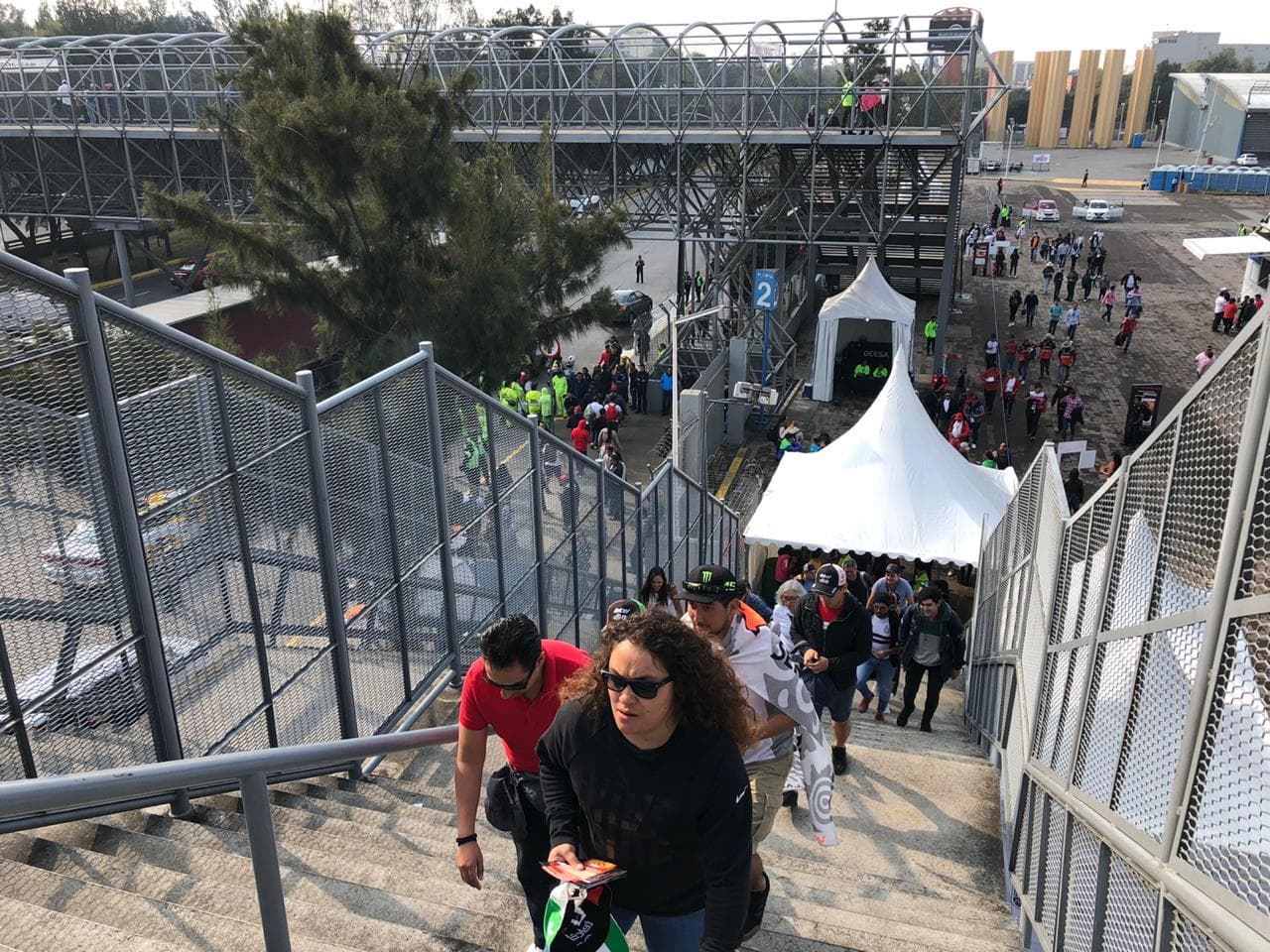 Aficionados conviven en familia previo al inicio de la Fórmula 1 en el Autódromo Hermanos Rodríguez.