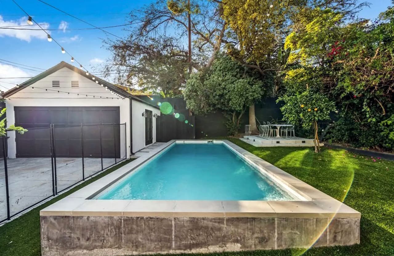 También cuenta con una piscina que fue instalada recientemente.
<br>