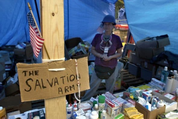 El 11 de septiembre Estados Unidos fue víctima de horrendos ataques terroristas: Al Qaeda secuestró e impactó cuatro aviones contra varios objetivos y que causaron la muerte y destrucción, siendo el episodio que precedería a la guerra de Afganistán y a la adopción por el Gobierno estadounidense y sus aliados de la política denominada de Guerra contra el terrorismo. Los atentados fueron cometidos por diecinueve miembros de la red yihadista Al-Qaida,1 divididos en cuatro grupos de secuestradores, cada uno de ellos con un terrorista piloto que se encargaría de pilotar el avión una vez ya reducida la tripulación de la cabina. Los aviones de los vuelos 11 de American Airlines y 175 de United Airlines fueron los primeros en ser secuestrados, siendo ambos estrellados contra las dos torres gemelas del World Trade Center, el primero contra la torre Norte y el segundo poco después contra la Sur, provocando que ambos rascacielos se derrumbaran en las dos horas siguientes.2 3 El tercer avión secuestrado pertenecía al vuelo 77 de American Airlines y fue empleado para ser impactado contra una de las fachadas del Pentágono, en Virginia. El cuarto avión, perteneciente al vuelo 93 de United Airlines, no alcanzó ningún objetivo al resultar estrellado en campo abierto, cerca de Shanksville, en Pensilvania, tras perder el control en cabina como consecuencia del enfrentamiento de los pasajeros y tripulantes con el comando terrorista.