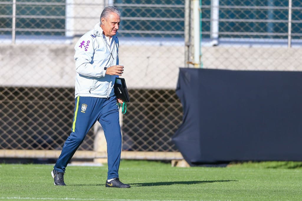 Brasil, además de la obligación como país sede, y todos su blasones, tiene la urgencia de recuperar el prestigio en la contienda continental, luego de que ganaran en 2007 la Copa América por última vez; en 2011 y en 2015, sucumbieron en la etapa de Cuartos de Final, ni más ni menos que, con Paraguay, el rival en turno este jueves. En 2016 la Canarinha ni siquiera pasó de la fase de grupos. Con esto en mente, el equipo plagado de estrellas, dirigido por Tite, cerró con fuerza su práctica final antes de volver a verse las caras con su modesto pero incómodo rival y vecino geográfico.