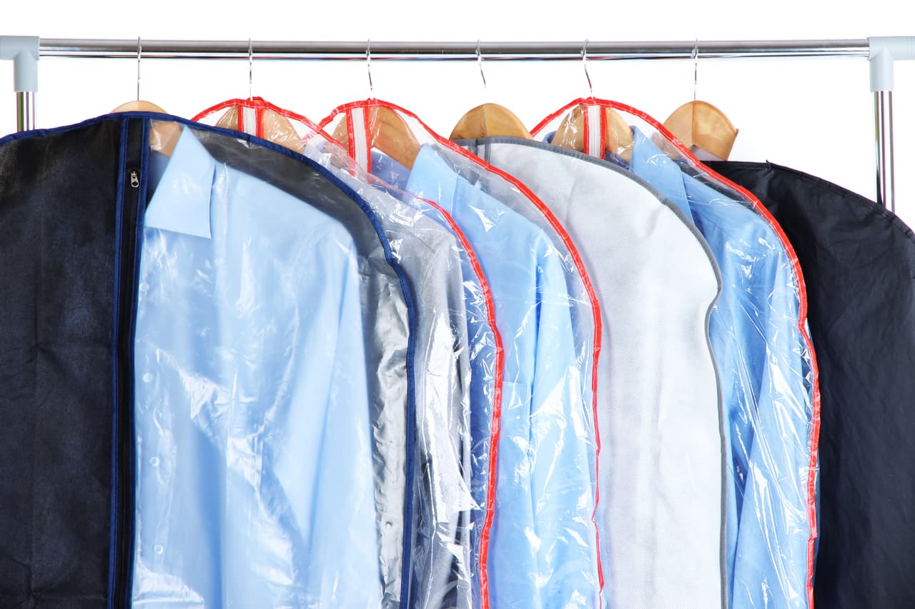 Hay algunas prendas como trajes o vestidos que deben estar colgados todo el tiempo. No olvides cubrirlos con fundas de telay/o plastico para protegerlos del polvo.