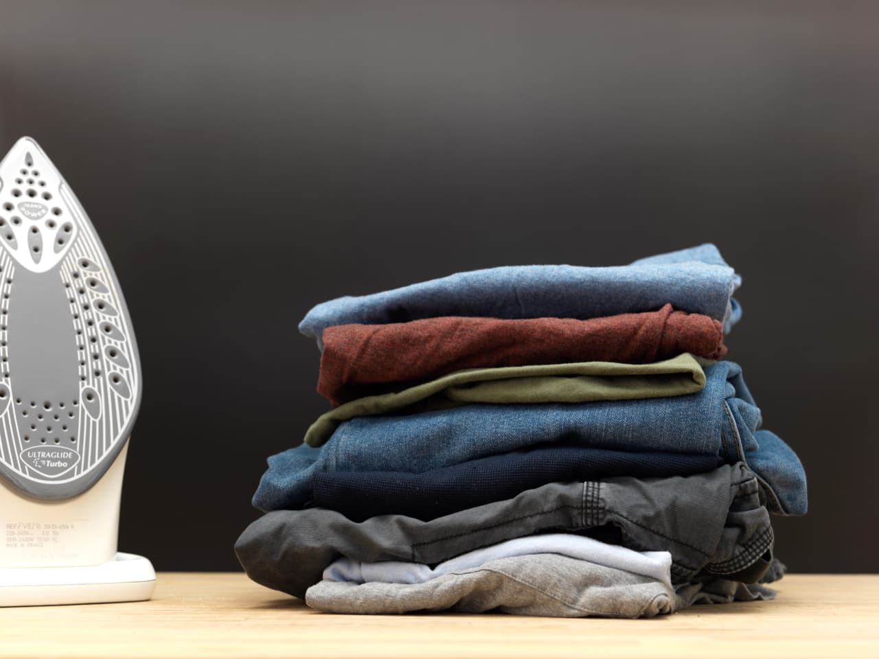 Lo más recomendables es no planchar la ropa que vas a almacenar, ya que al cabo de unos meses esta puede hacerse amarillenta.