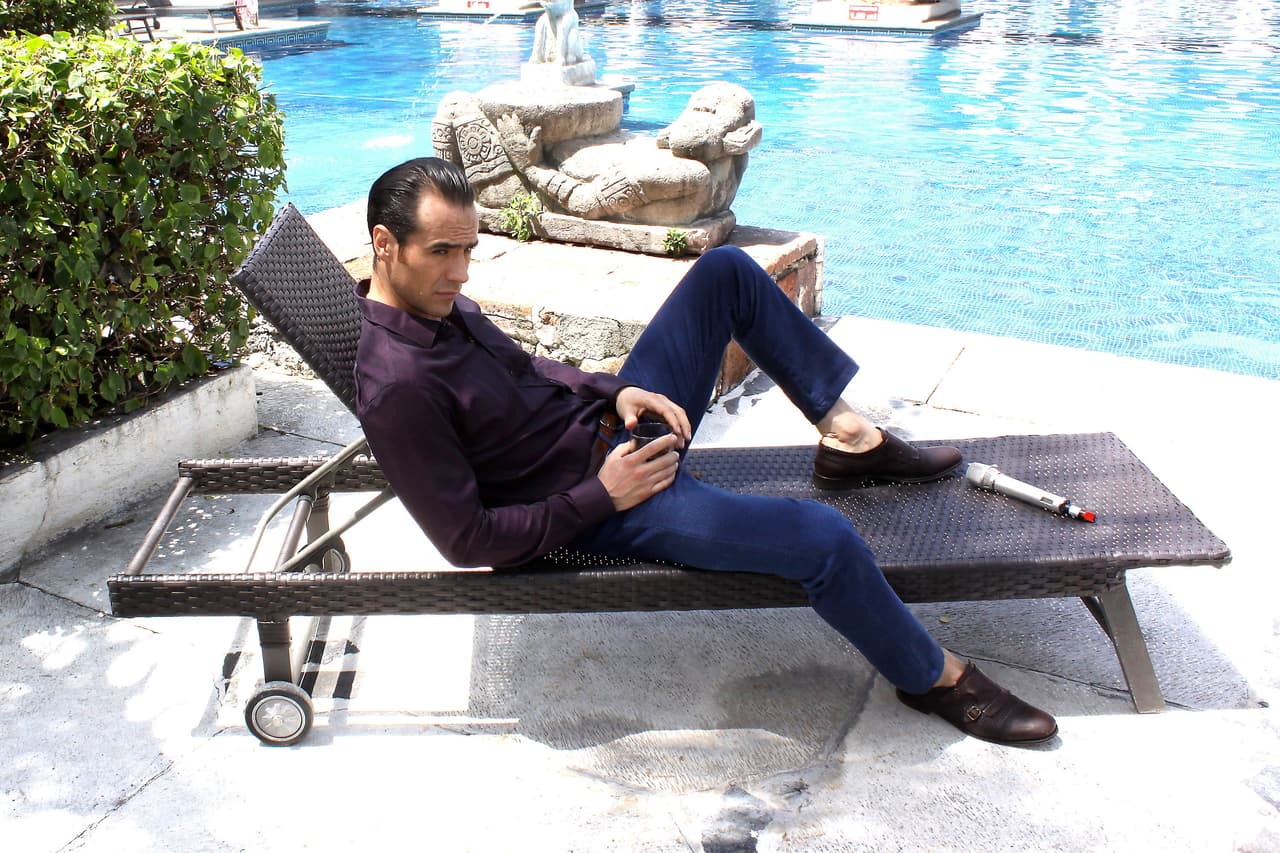 Jorge Poza tuve un percance con un reportero cuando él trató de fotografiarlo en una locación y fue tras de él para enfrentarlo. La producción tuvo que intervenir para calmar al exesposo de Mayrín Villanueva.