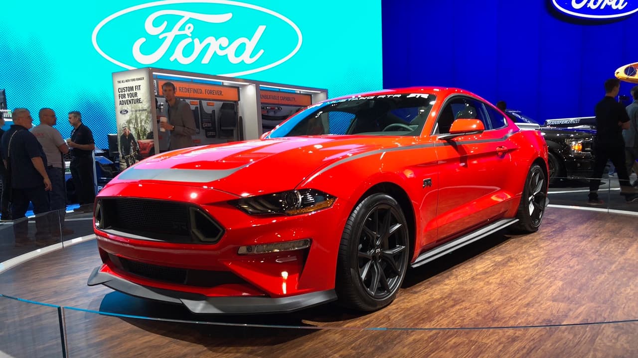 <h3 class="cms-h3-H3">Series 1 Ford Mustang RTR 2019</h3>
<br>Este si es un auto que se puede adquirir, pero solo para aquellos suficientemente rápidos para ponerse en los primeros 500 lugares de la lista de aspirantes. Ford Performance y RTR Vehicles se unieron para crear este paquete estrictamente visual y dinámico, que puede ser instalado tanto en un Mustang EcoBoost Performance Package 1 como Mustang GT Performance Package 1 por concesionarios seleccionados con un limite de 500 unidades.