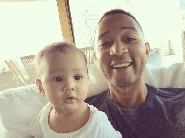 ¡Ternura! Luna, la hija de John Legend y Chrissy Teigen dice su primera palabra