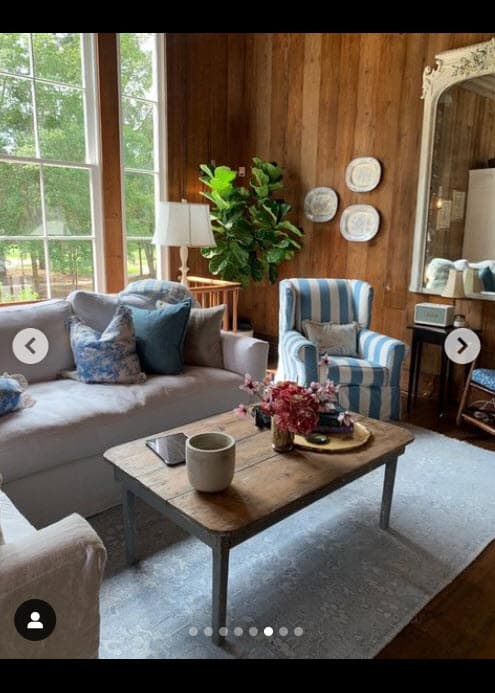 Los sofás, muebles y ropa de cama que se observan en las fotos son de la marca Shabby Chic, según la propia JLo.
<br>