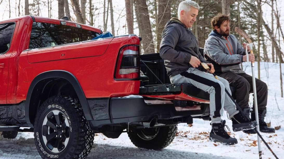 Según Ram, el nuevo portón dividido mantiene todas las capacidades tradicionales del portón trasero regular, lo que significa que es capaz de resistir
<b>pesos de hasta 2,000 libras</b>.