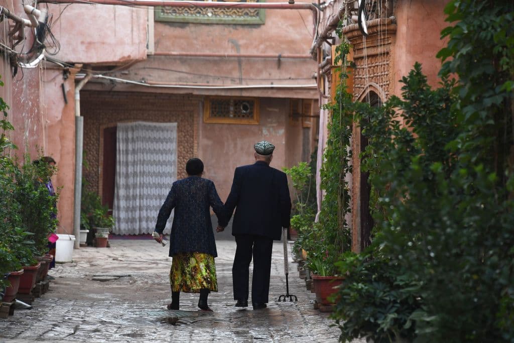 Pareja de abuelitos paseando