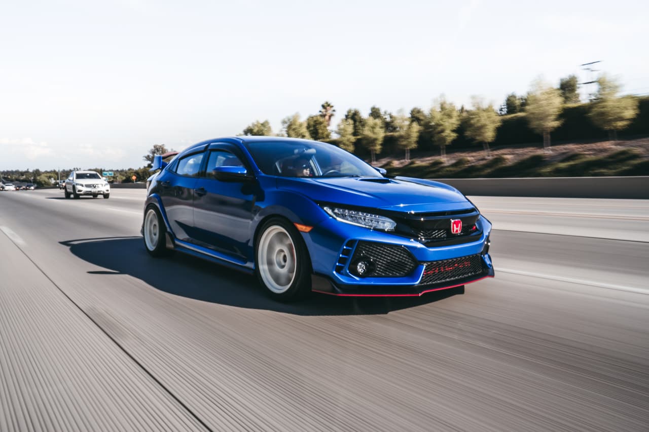 <h3 class="cms-H3-H3"><b>Azul</b></h3>
<br>
<br>En promedio, un vehículo en 
<b>color azul</b> y en condiciones nuevas tiene un precio de $35,061, mientras que una unidad con 3 años de uso tiene un precio de $22,100, lo que representa una 
<b>depreciación del 37.0%</b>.
<br>
<br>
<b>Comparado con el promedio general: </b>0.98x