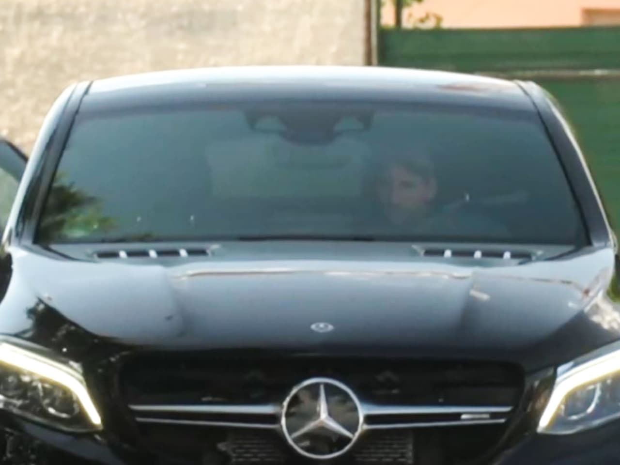 Otro modelo que sobresale en su colección es la camioneta Mercedes-AMG GLE 63 S. Monta un motor V8 biturbo de 4.0 litros que entrega 603 caballos de fuerza. En Estados Unidos, este modelo fácilmente supera los 100,000 dólares.