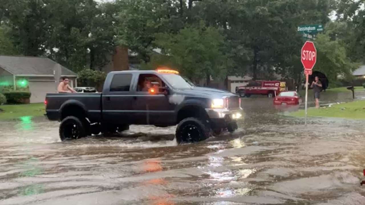 Las lluvias también causaron inundaciones repentinas en vecindarios del poblado de Rosenberg, al suroeste de Houston.