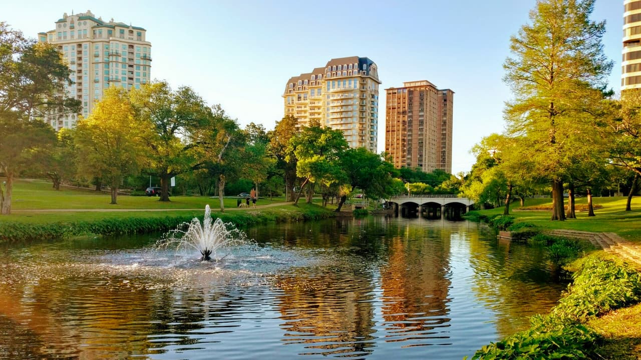 <b>Katy Trail: </b>Longitud: 
<b>3.5 millas (5 kilómetros)</b>. Se trata de un hermoso sendero que atraviesa parte de Uptown y Oak Lawn, y sigue el camino del antiguo ferrocarril MKT, Missouri-Kansas-Texas. Atraviesa varios parques, ideales para corredores y personas con mascotas, además, de aquellos que prefieren salir en bicicleta.