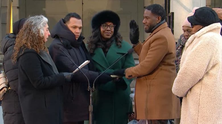 Josué Pérez, el migrante detenido por ICE presente en la juramentación del defensor del pueblo de NYC