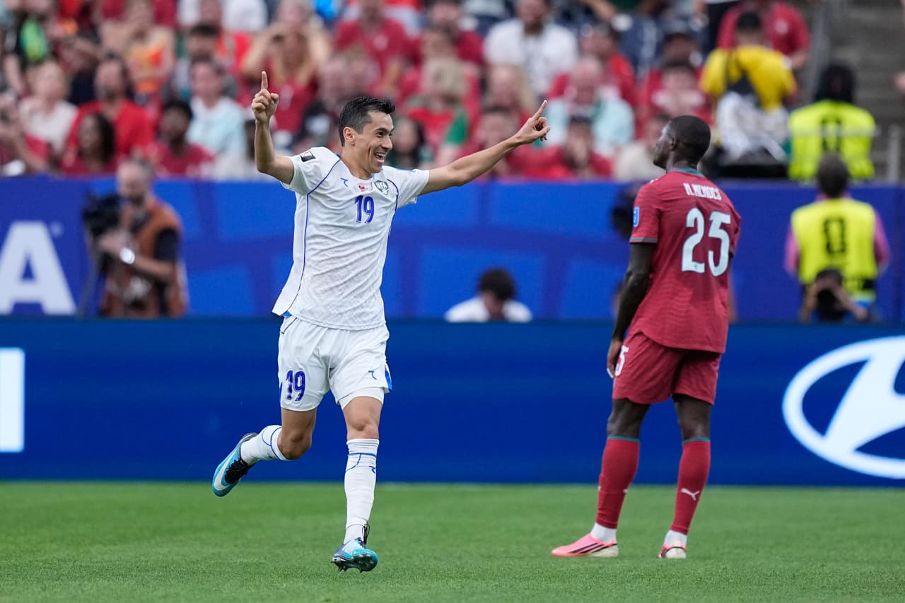 Azizjon Ganiev, de Uzbekistán, celebra tras marcar un gol que posteriormente fue anulado durante el partido de fútbol del Grupo K