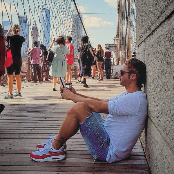 Y después de sus largos paseos, se da unos minutos para 'recargar baterías' y seguir su camino como turista.