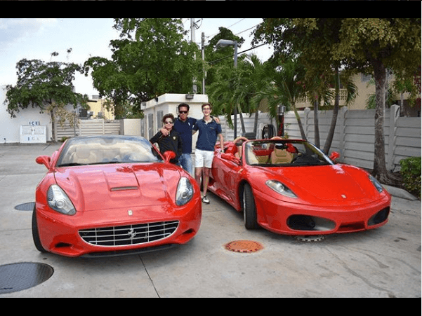 Sin embargo, pese a que el actor cumple los deseos de su hijo, el galán de telenovela ha dicho que
<b><a href="https://www.univision.com/famosos/roberto-palazuelos-confiesa-que-no-quiere-un-junior-como-hijo-pero-reconoce-que-le-suelta-tantito-el-ferrari-fotos">no quiere que el adolescente se convierta en un "junior"</a></b> y por eso escatima en ciertos lujos. Eso sí, admitió que de vez en cuando le suelta el Ferrari.