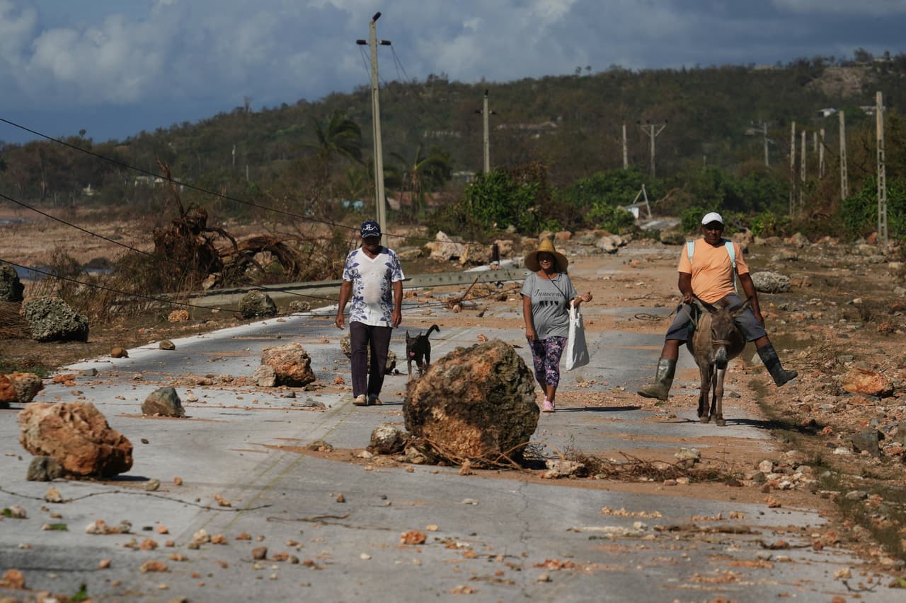 <b>Cuba</b>
<br>
<br>Personas transitan entre los escombros de una carretera tras el paso del huracán Melissa por Santiago de Cuba, el jueves 30 de octubre de 2025.