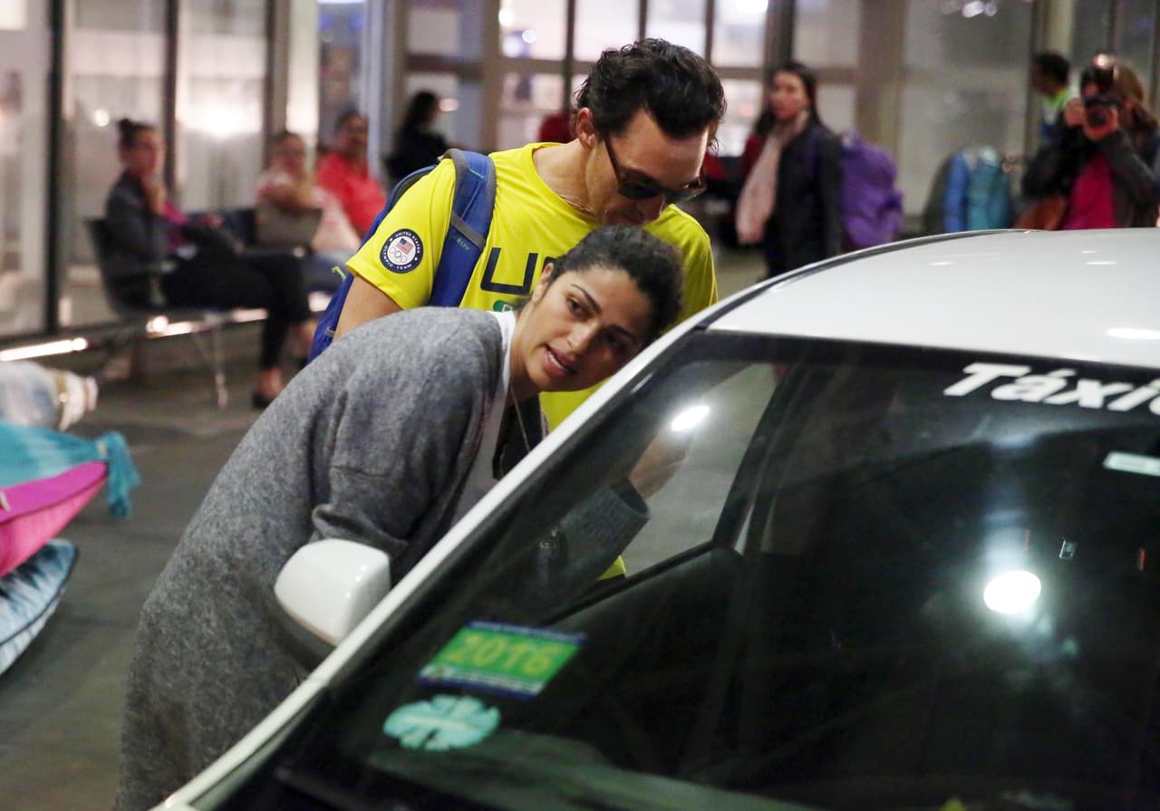 El famoso matrimonio fue visto en la alberca olímpica echando porras al equipo de natación de Estados Unidos.