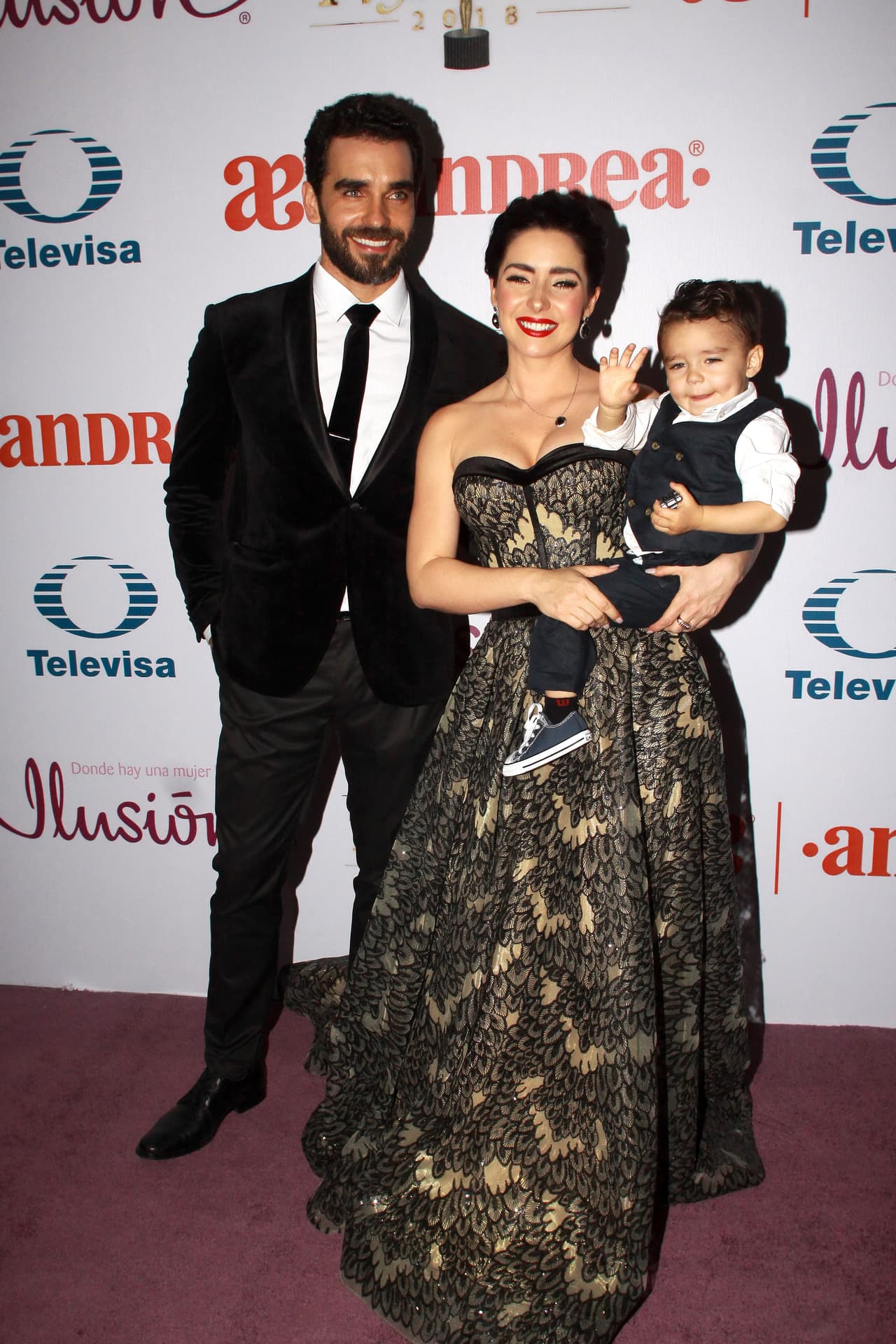 Ahora, la protagonista de 'La doble vida de Estela Carrillo' mantiene un romance estable con Marcus Ornellas, con quien procreó a su hijo Diego y recientemente
<b> <a href="https://www.univision.com/entretenimiento/celebridades/ariadne-diaz-celebro-su-tercer-aniversario-con-marcus-ornellas-y-este-es-el-romantico-mensaje-que-le-mando-fotos#eff39e860000" target="_blank">celebró tres años de relación</a></b>. Ambos actores gustan de compartir sus momentos familiares en las redes sociales.