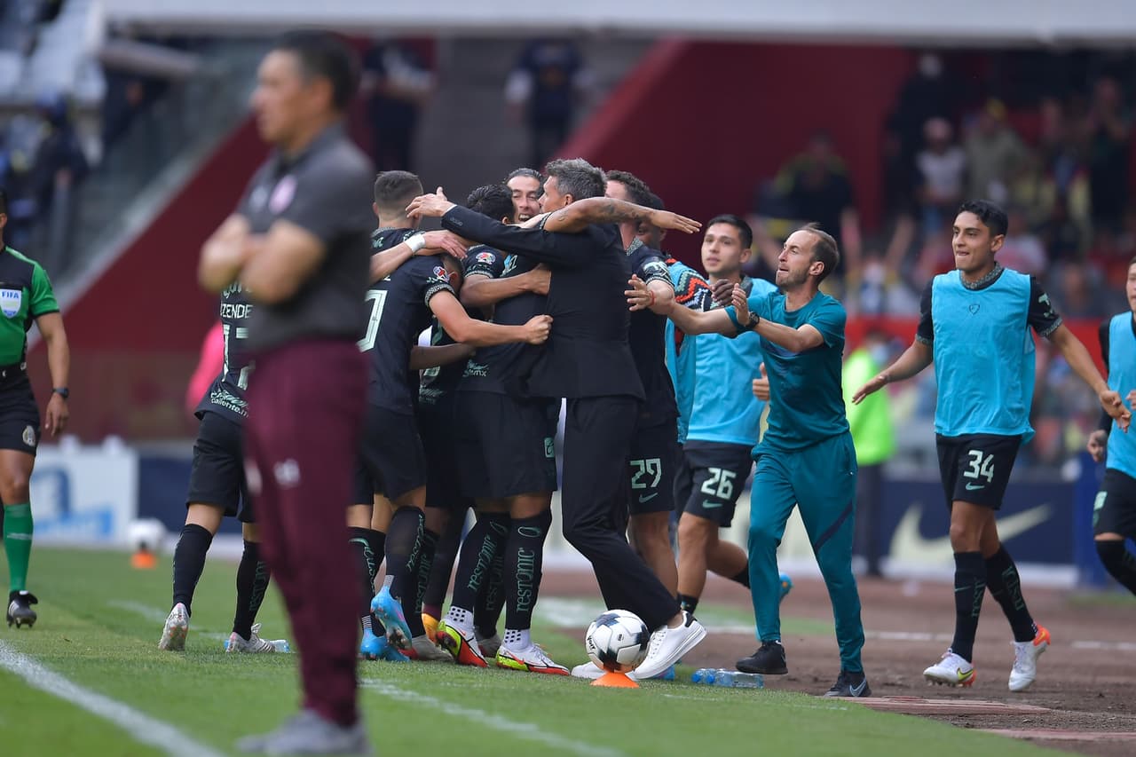 El colombiano celebró con el resto de sus compañeros en la banca.