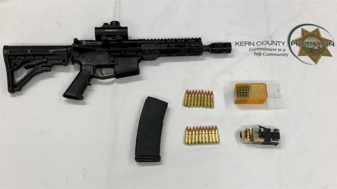 Departamento de Libertad Condicional del Condado de Kern decomisa armas en visita de rutina