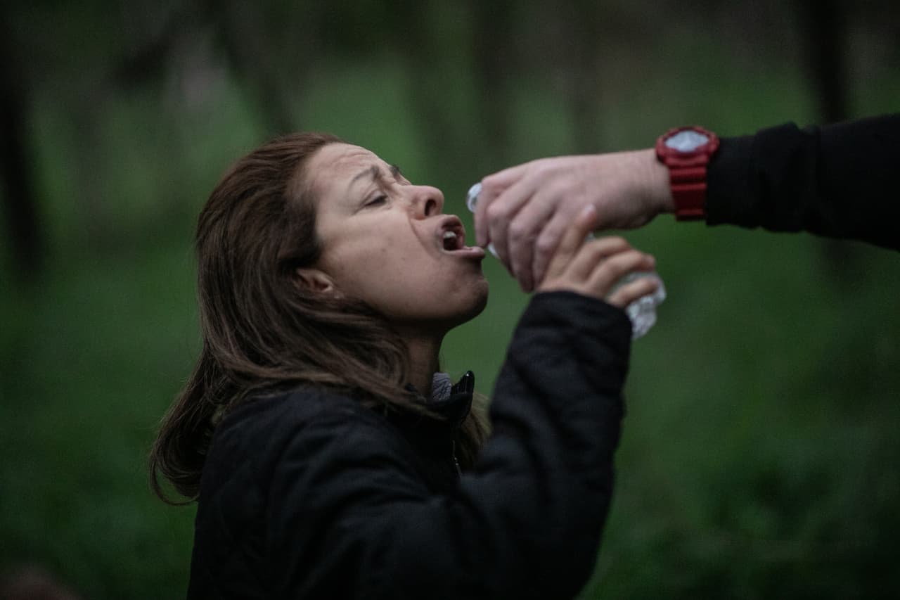 <b>Una migrante sedienta cerca de un muro fronterizo privado.</b> Un agente de la Patrulla Fronteriza ofrece agua a una mujer que fue atrapada cruzando sin documentos a EEUU, cerca de la construcción de 
<a href="https://www.univision.com/noticias/inmigracion/agencia-federal-fuerza-la-apertura-y-toma-control-de-una-puerta-del-muro-fronterizo-privado">un muro privado</a> en Mission, Texas. El 
<b><a href="https://www.univision.com/shows/noticiero-univision/we-build-the-wall-el-grupo-que-recauda-fondos-para-construir-el-muro-fronterizo-con-mexico-video"><i>grupo We Build The Wall</i></a></b> está financiando la construcción de secciones del muro en terrenos privados a lo largo del río Grande. Esta organización afirma haber recaudado decenas de 
<a href="https://www.univision.com/noticias/inmigracion/gofundme-devolvera-a-los-donantes-los-20-millones-de-dolares-recaudados-para-el-muro-de-trump">millones de dólares en una campaña</a> con este objetivo.