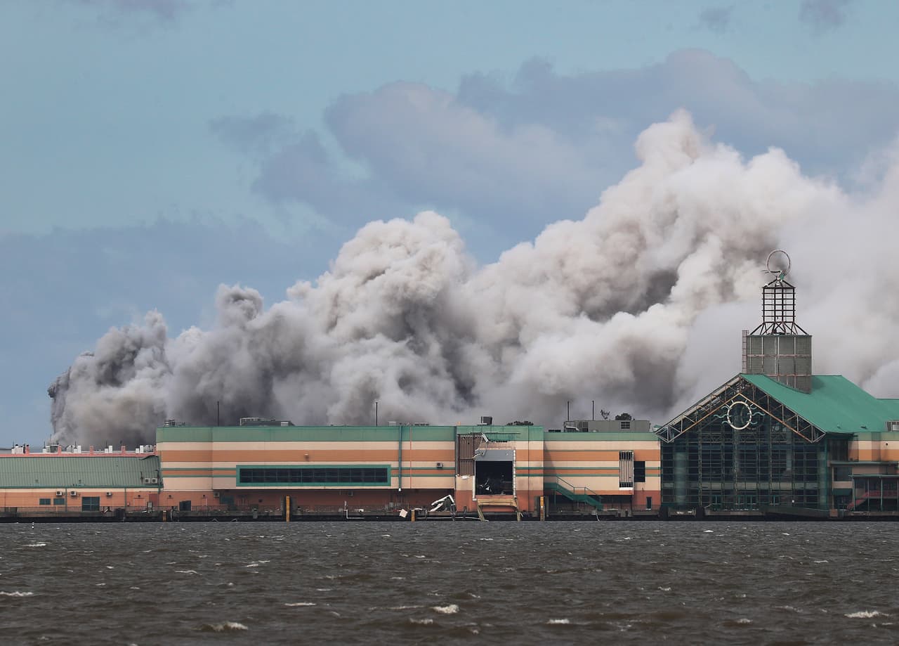Se ve humo saliendo de lo que se informa que es un incendio de una planta química después de que el huracán Laura pasó por el área el 27 de agosto de 2020 en Lake Charles, Louisiana.