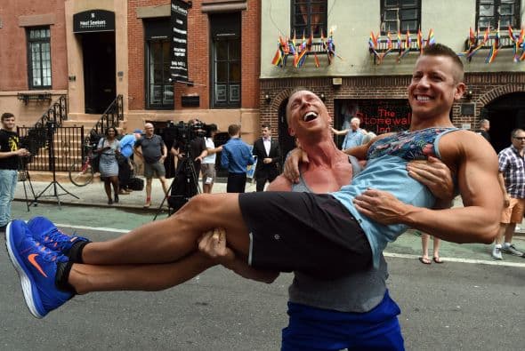 Justin Katter y Tim Loecker, residentes de Dallas, Texas, celebran el fallo frente a la emblemática Stonewall Tavern, en el West Village de Nueva York.