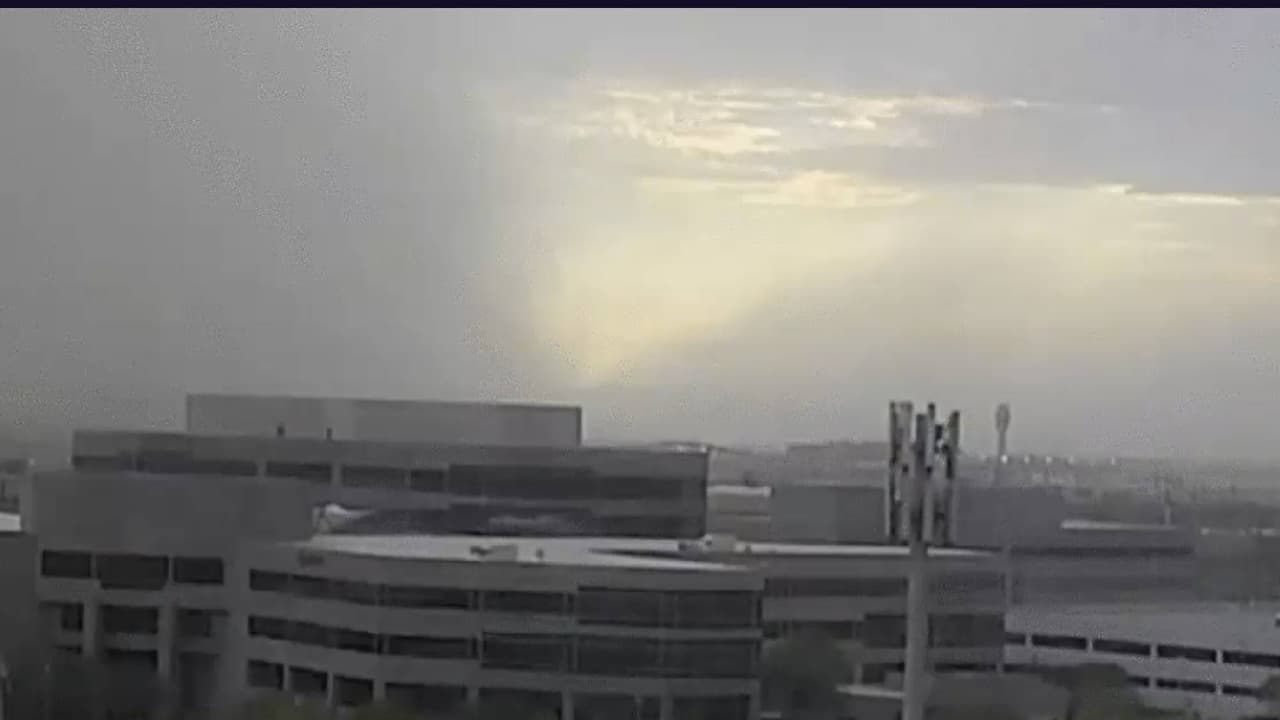 “Para prevenir que otro vehículo lo choque al guiarse por las luces encendidas de su vehículo estacionado, apague todas las luces incluyendo las luces de emergencia”, indican los funcionarios del estado. 
<br>