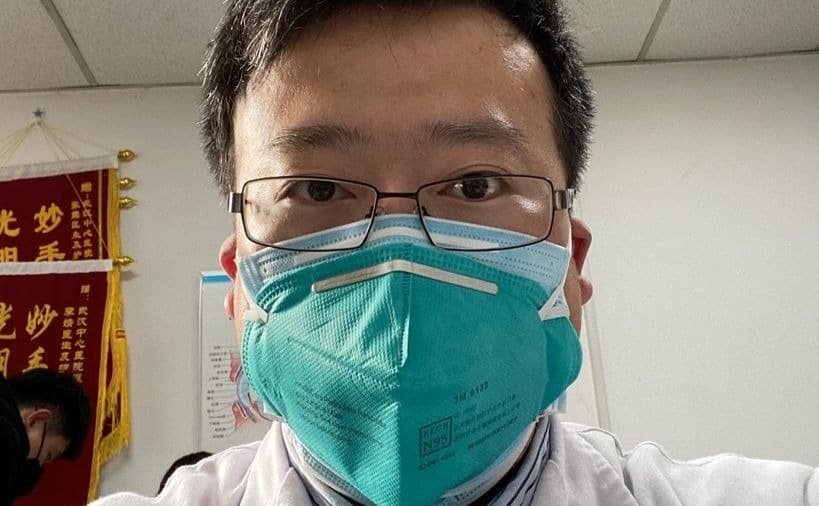 Tras desmentirla, confirman la muerte de Li Wenliang, el médico chino reprendido por alertar sobre el coronavirus 