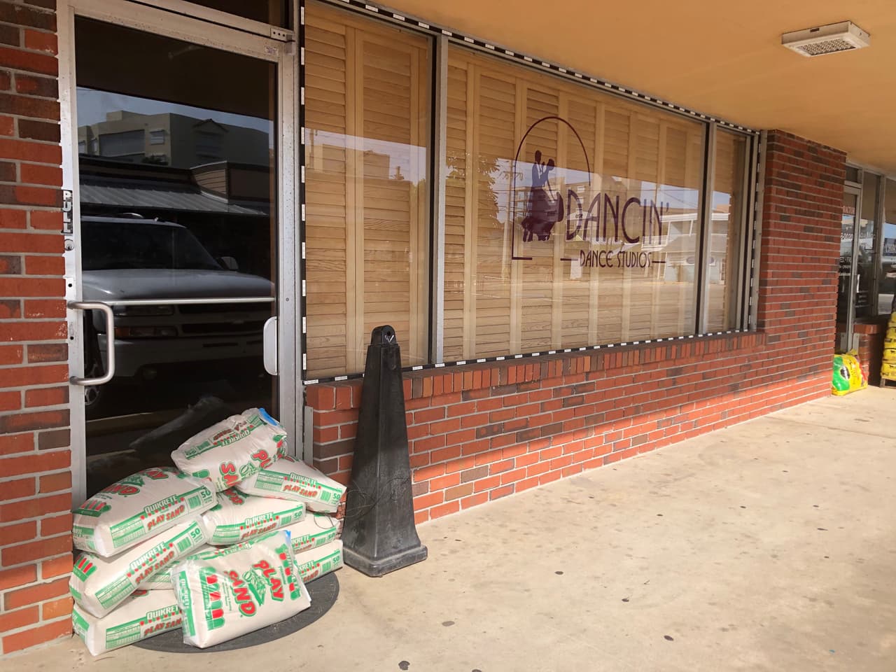Los comerciantes de la zona colocaron entre el domingo por la noche y este lunes tornemteras (
<i>shutters, </i>para proteger las ventanas de sus negocios) ante la amenaza del potente huracán Dorian.