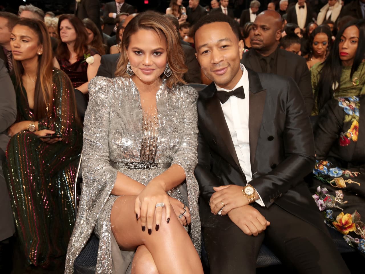 La supermodelo Chrissy Teigen y su compañero, el cantautor John Legend, estuvieron entre los famosos que, a través de la televisión, fueron vistos disfrutando la presentación de 'Despacito' en los GRAMMY.