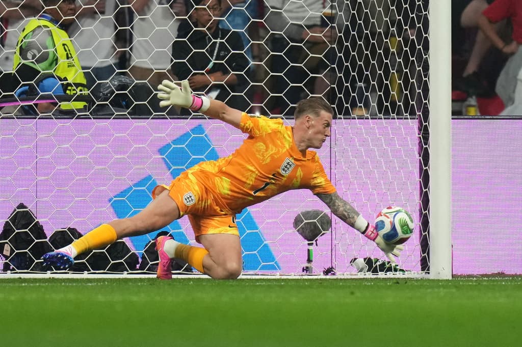 Jordan Pickford, el portero de Inglaterra, ataja un cabezazo de Raúl Jiménez.