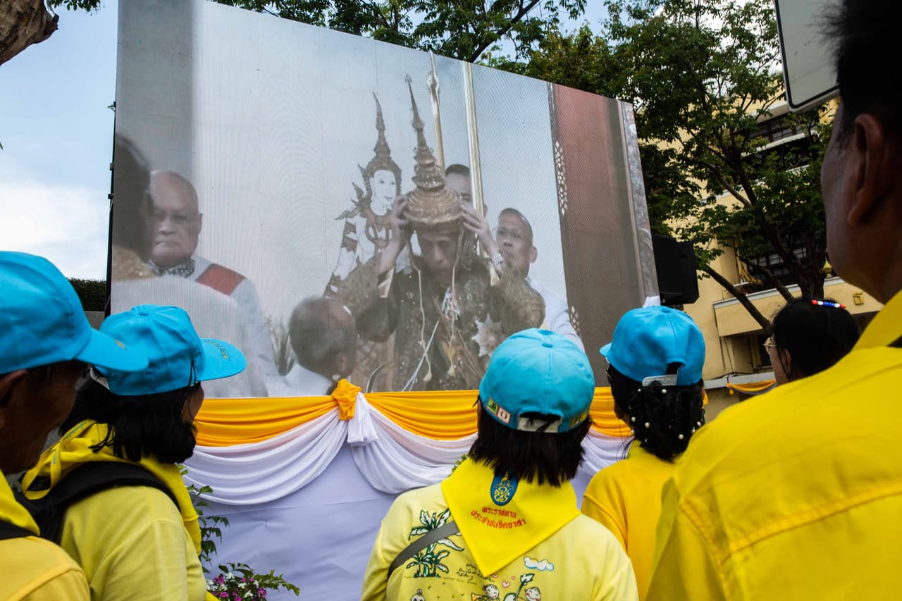 Durante la coronación en el palacio, algunas de las avenidas vecinas fueron preparadas para acoger a multitudes con pantallas gigantes que se encontraban con escasa participación.