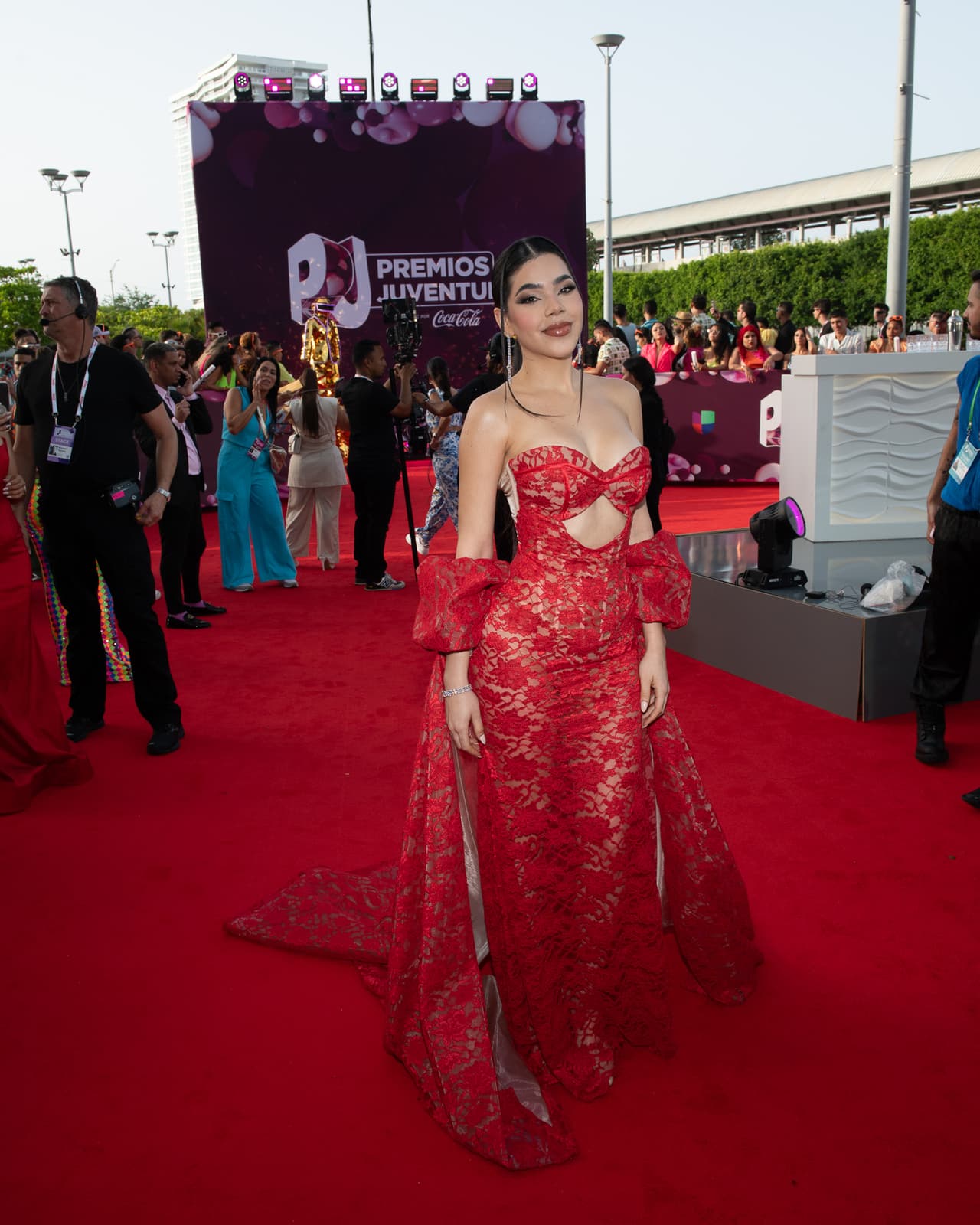 <b>Kenia Os</b> acaparó la atención con su sensual atuendo rojo y, según dijo, le pidió a su stylist que fuera "algo con lo que me sintiera cómoda".
<br>