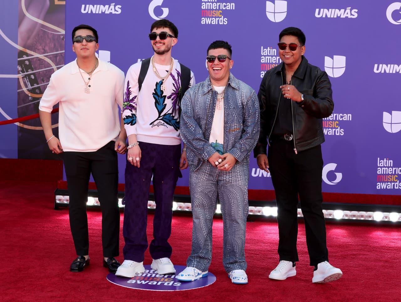 <h2 class="cms-H2-H2">Eslabón Armado</h2>
<br>
<br>Pedro Tovar tiene 20 años y es el autor de Ella Baila Sola; Brian Tovar de 19 años y es bajista:Ulises González tiene 21 años y toca la guitarra acústica; y Damián Pacheco en el requinto, con 21 años, son los integrantes de esta agrupación que se conformó en 2017. Es el primer grupo regional mexicano en entrar a la lista Hot 100 de Billboard con la canción "Ella Baila Sola" en los 64 años de historia de la lista.
<br>