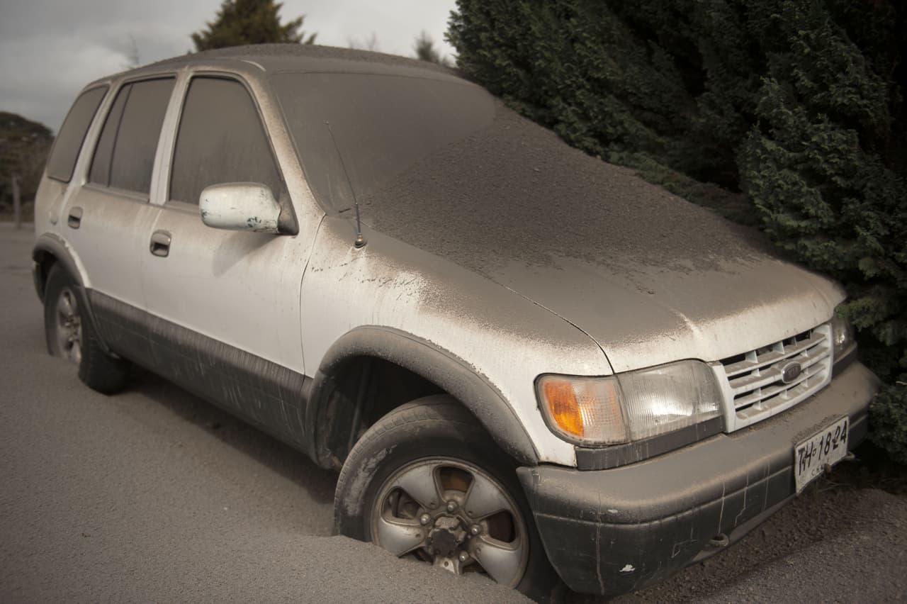 <b>Filtro de aire</b>
<br>No olvidar revisar el filtro de aire. Si se observan residuos de ceniza hay que cambiarlo, no será suficiente sacudirlo. La ceniza tiene un efecto más dañino que la tierra y esa acumulación afecta el flujo del aire hacia el motor, lo que afecta el desempeño y aumenta el consumo de combustible.