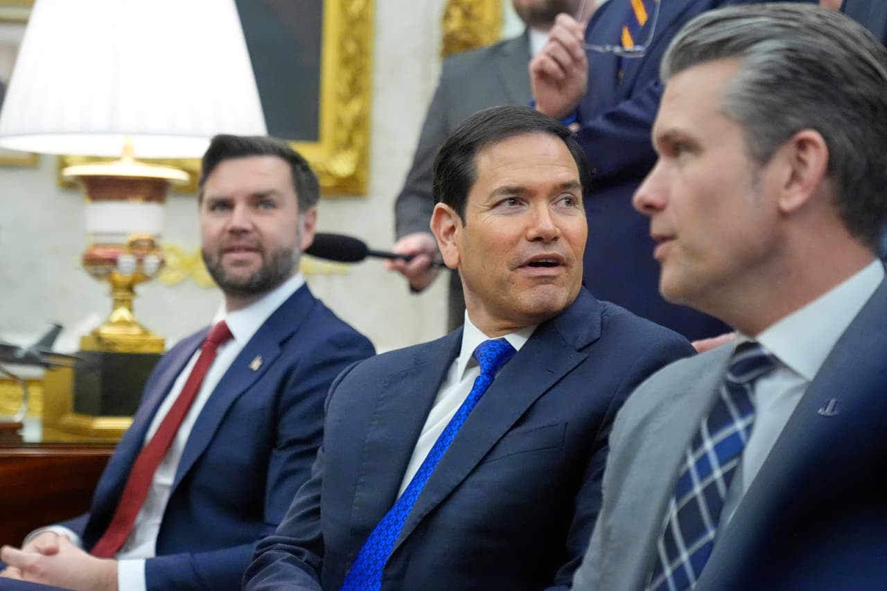 JD Vance, Marco Rubio y Pete Hegseth se reúnen con el presidente Trump en el despacho oval. (AP Photo/Mark Schiefelbein)