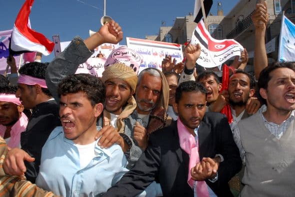 Occidente está particularmente preocupado por la inestabilidad en Yemen, donde opera la red terrorista Al Qaeda en la península arábiga. Las autoridades antiterroristas estadounidenses se preocupan de que las fuerzas de seguridad yemeníes se concentren más en proteger el gobierno, permitiendo que Al Qaeda aproveche la oportunidad.