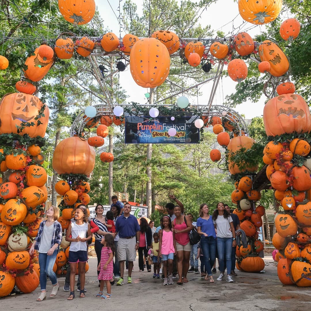 <b>Pumpkin Festival </b>
<br>
<b>Fechas</b>: 21 de septiembre al 29 de octubre
<br>
<b>Lugar</b>: Stone Mountain Park. 1000 Robert E. Lee Drive. Stone Mountain, GA.
<br>
<b>Sitio web</b>: 
<a href="https://stonemountainpark.com/activity/events/pumpkin-festival/">https://stonemountainpark.com/activity/events/pumpkin-festival/</a> 
<br>
<br>Juega durante el día mientras disfrutas de las atracciones del parque para toda la familia y del entretenimiento especial de otoño con algunos de tus personajes de cuentos clásicos favoritos Luego, después de que se ponga el sol, brillarás por la noche con una luz completamente nueva con un desfile nocturno, un espectáculo de luces de calabaza y muchas otras experiencias luminosas.